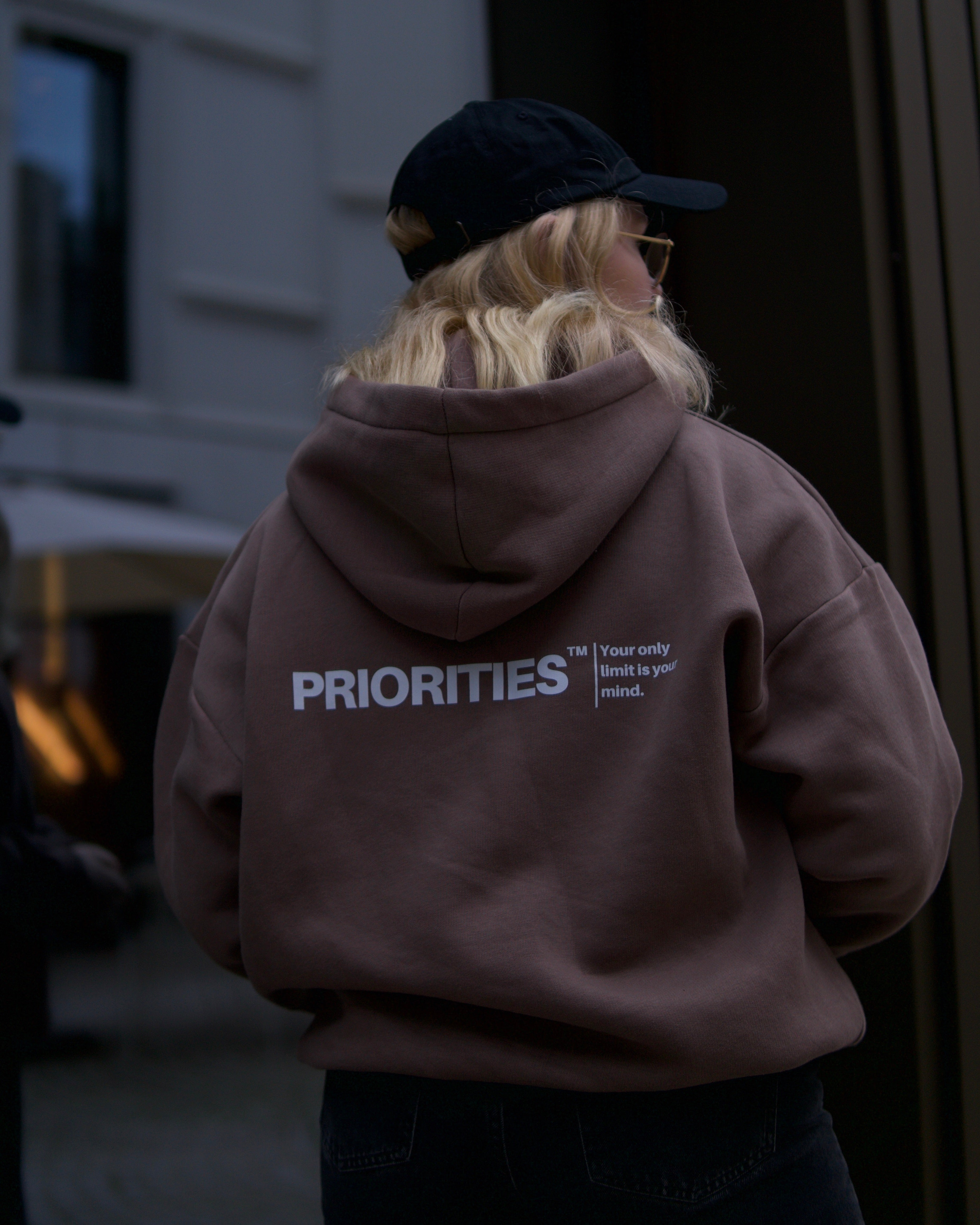 PRIORITIES essential Hoodie - Brown